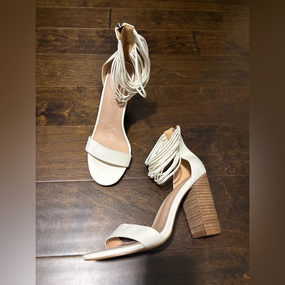 Oasis Society Women's White Block Heel Sandals
